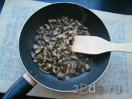 Обжарить грибы, добавив в сковороду нарезанный оставшийся лук, до легкой румяности, на среднем огне, помешивая.