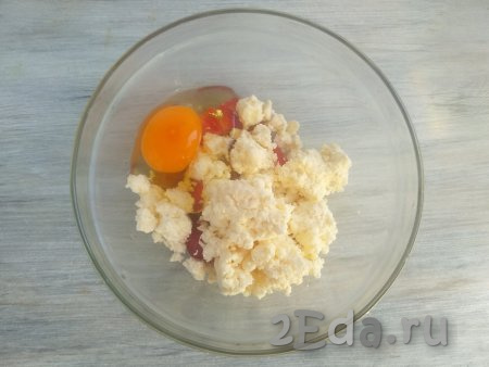 Вбить яйцо, добавить соль и ванилин. Взбить массу погружным блендером в течение 1-1,5 минут (до однородной структуры).
