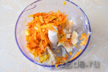 Батон отожмите от молока и выложите в измельчитель вместе с обжаренными морковкой и луком, превратите в однородную массу (если используете мясорубку, то пропустите овощи и батон через неё) и переложите в чашу к рыбе с сыром.