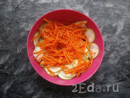 По прошествии 15 минут к кабачкам добавить морковку.