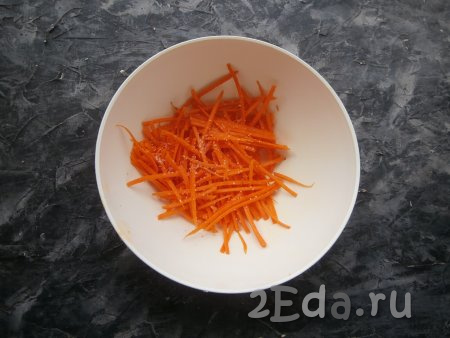 Морковь натереть на тёрке для корейской моркови, посыпать щепоткой соли, перемешать. Оставить морковку и кабачки на 15 минут. Если образуется жидкость в овощах, её нужно слить.