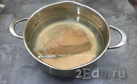 В кастрюле вскипятить воду, поместить в кипящую воду говяжью печень, очищенную от плёнки, и варить 20-25 минут. За 10 минут до готовности добавить соль. Готовность печени можно проверить следующим образом: прокалываем вилкой печень и надавливаем на неё, если из проколов выделяется прозрачный сок, значит печёнка готова, а если выделяется красный (или розовый сок), то варим ещё 5-10 минут.  Готовую печень достать из воды и полностью остудить.