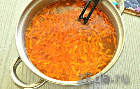Когда картофель станет достаточно мягким, выложить в кастрюлю обжаренные морковку с луком, варить 5 минут.