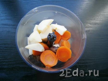 Сюда же добавить кусочки отварной моркови и очищенного отварного картофеля.