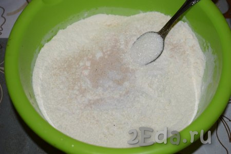 К муке добавляем соль, сахар и сухие дрожжи, перемешиваем мучную смесь.