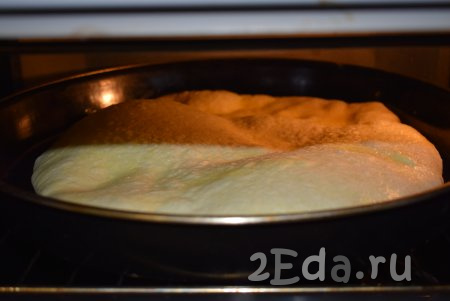 Подготовленный хачапури перекладываем на противень, отправляем в разогретую духовку и выпекаем 30-35 минут при температуре 180 градусов (до красивого золотисто-румяного цвета). 