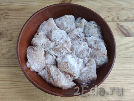 Дно и бока формы для запекания смазать растительным маслом, выложить промаринованные кусочки куриного филе.
