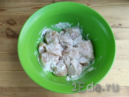 Перемешать кусочки куриного филе со специями и сметаной, оставить для маринования на 20-30 минут при комнатной температуре.