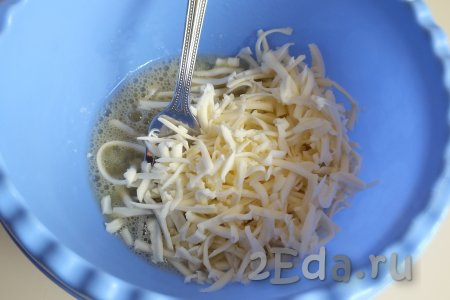 На крупной тёрке натрите охлаждённый плавленный сырок, затем добавьте в миску с яйцом и солью, перемешайте вилкой.