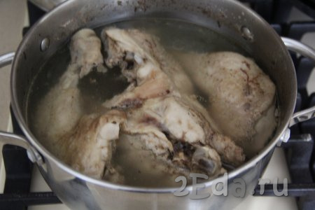 Готовую курицу достать из бульона, остудить и отделить мясо от костей и кожи. Кости и кожу выкинуть.