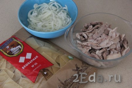 Оставить лук мариноваться на 20 минут. Остывшее отварное куриное мясо порвать на небольшие кусочки.