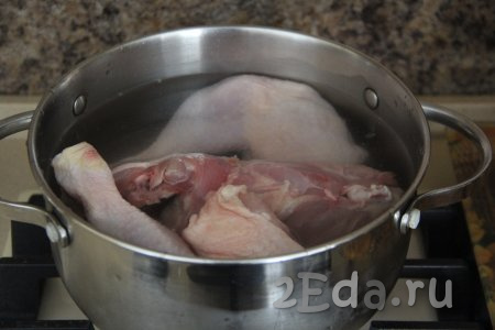 Части курицы выложить в кастрюлю и залить 1,5 литрами воды. Поставить на огонь, после закипания снять пенку, варить на медленном огне в течение 45 минут.