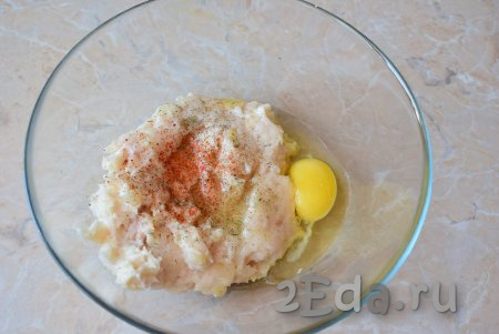 Затем переложить рыбный фарш в достаточно объёмную миску, добавить яйцо, специи и соль по вкусу.