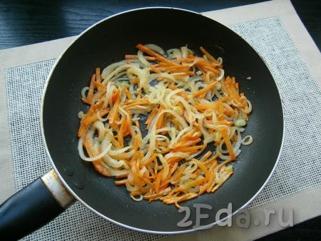 Обжарить лук с морковью на среднем огне в течение 3-4 минут, помешивая. Овощи должны немного обмякнуть, зажаривать их не нужно.