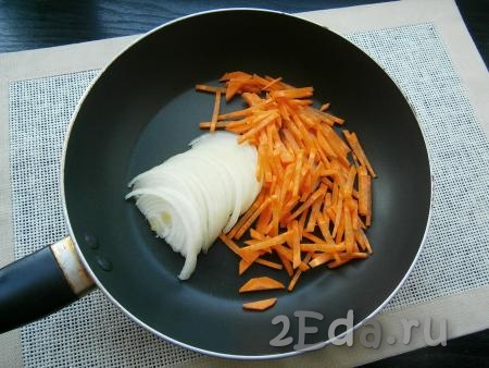 Морковку и лук очистить. Лук нарезать тонкими полукольцами, морковь - соломкой. Поместить овощи в сковороду с растительным маслом.