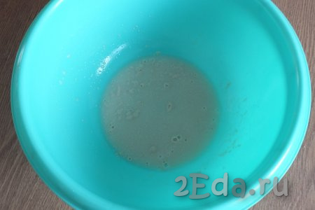 В миску, в которой удобно замешивать тесто, налейте тёплую воду (температура воды должна быть 36-38 градусов), добавьте сахар, дрожжи, перемешайте и оставьте на 10 минут.