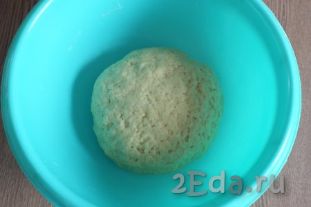 Округлите мягкое, податливое тесто, выложите его в миску и оставьте под полотенцем на 40 минут. 