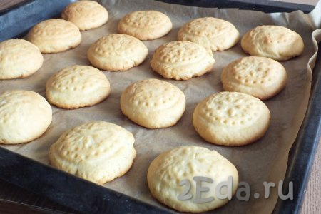 Готовые печенюшки должны получиться воздушными, равномерно румяными. Достаньте противень с готовым сдобным домашним печеньем из духовки. 