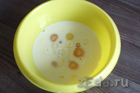 В миске соедините яйца, щепотку соли и молоко.