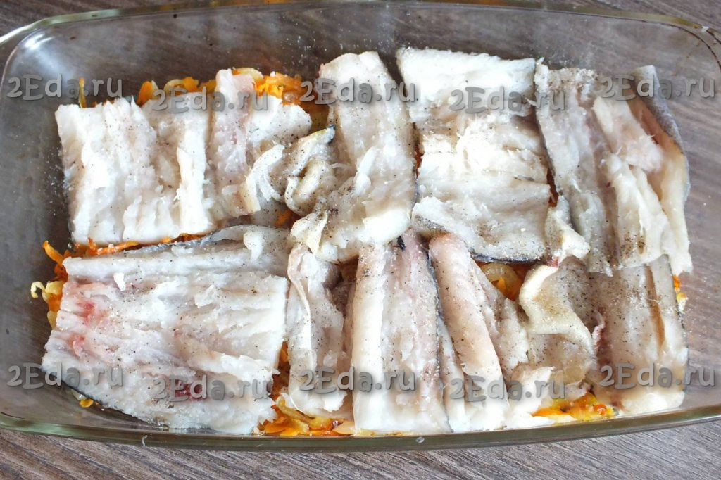 Ингредиенты для омлета с рыбой и помидорами и сыром