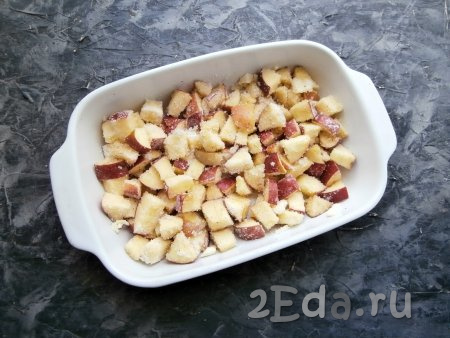 Яблоки выложить в подходящую форму для выпечки (у меня размер формы 23 см х 15 см), смазанную сливочным маслом, разровнять.