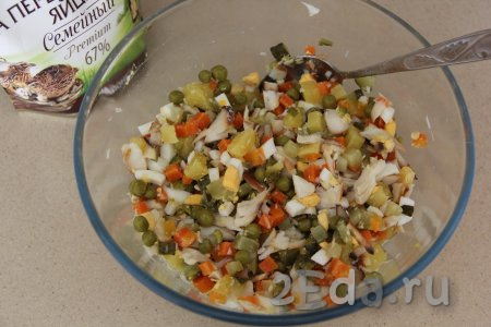 Солить (много соли не добавляйте, так как маринованные огурчики достаточно солёные) и заправлять майонезом этот салат нужно непосредственно перед подачей.