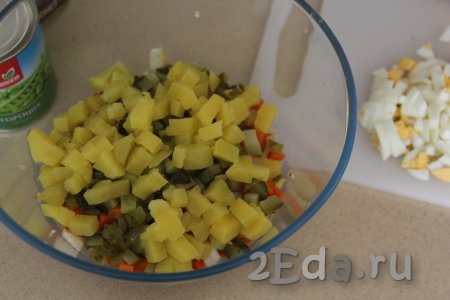 Картофель, нарезанный на кубики, тоже добавить в салатник.
