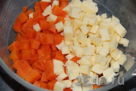 Сыр и морковь нарезать на кубики.