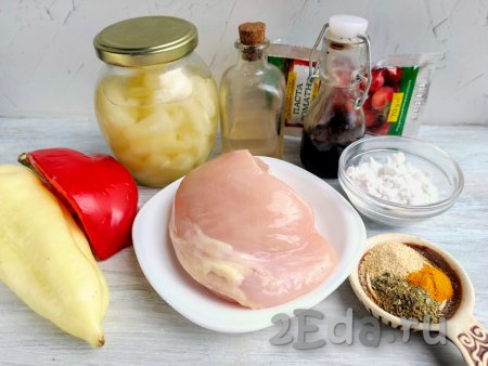 Подготовить продукты для приготовления курицы с ананасами в кисло-сладком соусе с болгарским перцем.