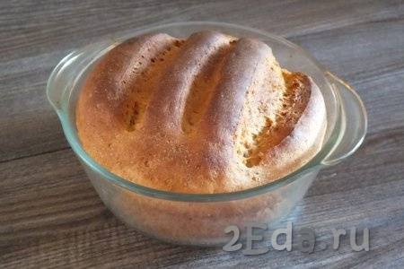 Через указанное время достаньте хлеб из духовки. Он должен быть равномерно румяным и при постукивании издавать глухой звук.