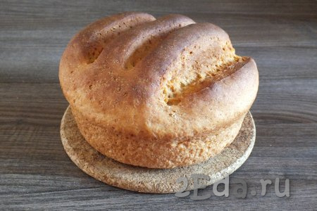 Переложите хлеб из формы на доску (или решётку), охладите. Желательно дать выпечке отлежаться в течение 5-6 часов.