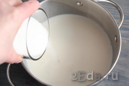 Для начала приготовить заварной крем, для этого в кастрюльку влить 400 мл молока, всыпать сахар и ванильный сахар, перемешать.