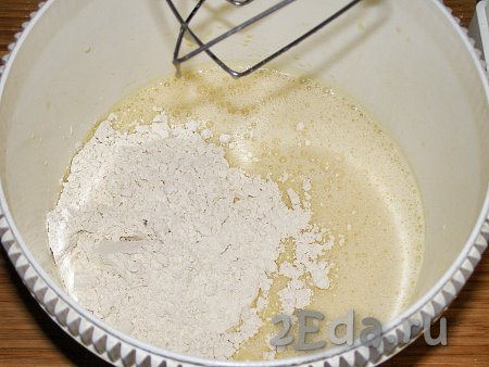 Добавляем в чашу миксера 4 столовые ложки муки, щепотку соли и, по желанию, ванильный сахар, перемешиваем миксером. По консистенции тесто для приготовления вафель должно быть немного гуще, чем тесто для оладий, оно чем-то будет напоминать не очень густую сметану. Если тесто покажется вам жидковатым, добавьте ещё 1 столовую ложку муки и перемешайте до однородности миксером.