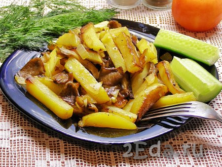 Ароматный и аппетитный жареный картофель с вешенками и луком готов. Подаём его к столу как самостоятельное блюдо или как гарнир к мясу.