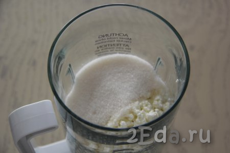 Для приготовления начинки нужно желатин замочить в холодном молоке на 15 минут. В чашу блендера поместить творог и сахар, пробить творожную массу погружным блендером до однородного состояния.