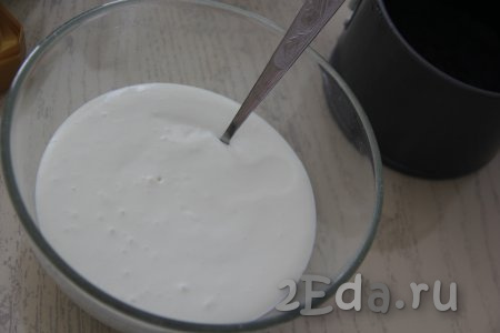 Добавить молочно-желатиновую смесь в творожную массу и взбить погружным блендером до однородности, перелить получившуюся творожно-желатиновую смесь в миску.