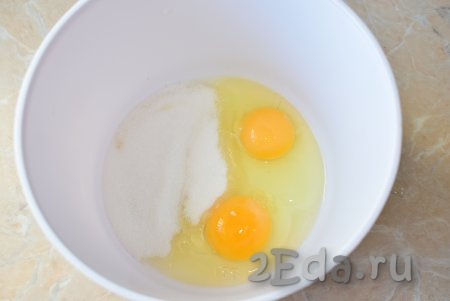 Вначале замесим тесто для блинов, для этого в достаточно объёмной миске смешайте с помощью венчика до однородности яйца с сахаром (если любите более сладкие блинчики, добавьте 3 столовые ложки сахара).