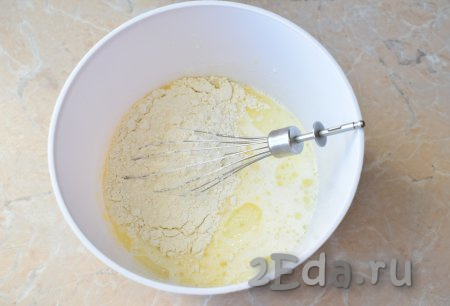 В получившуюся смесь влейте молоко и растительное масло, добавьте соль, перемешайте венчиком. После этого, постепенно подсыпая просеянную муку и тщательно перемешивая венчиком, замешивайте блинное тесто. 