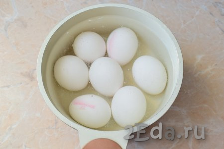 Для приготовления начинки отварите яйца в течение 7-8 минут  в кипящей воде, затем горячую воду слейте, остудите их в холодной воде и очистите.