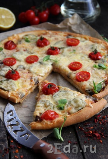 Пицца с шампиньонами, колбасой, помидорами и сыром