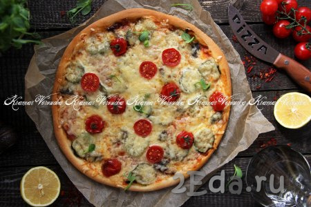 Выпекать пиццу в разогретой духовке, примерно, 12-13 минут при температуре 200 градусов. Аналогично сформировать и испечь вторую пиццу.