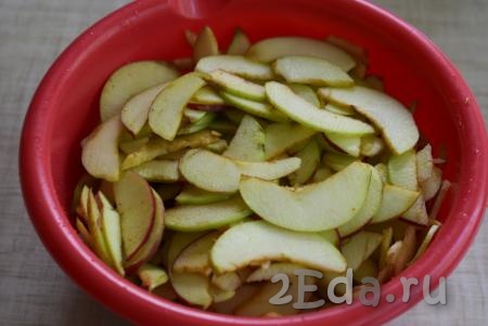 Для начала нарежем тонко яблоки или натрем их на слайсейрной терке.