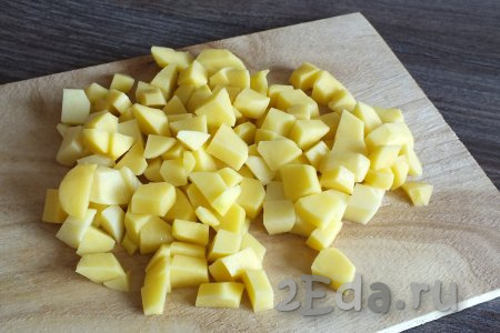 Очищенные картофелины нарежьте на небольшие кубики.