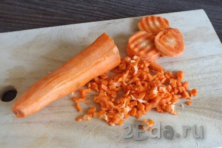 Очищенную морковь нарежьте на мелкие кубики.