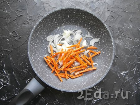 Лук, зубчик чеснока и морковь очистить, удалить семена из болгарского перца. Лук нарезать тонкими четвертинами, морковь - соломкой и выложить их в сковороду, заранее разогретую с растительным маслом.