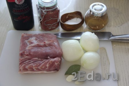 Подготовить продукты для приготовления шашлыка из свинины в красном вине. Лук и чеснок почистить.
