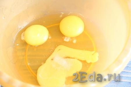 Для приготовления теста в глубокую миску вбить яйца, добавить соль.