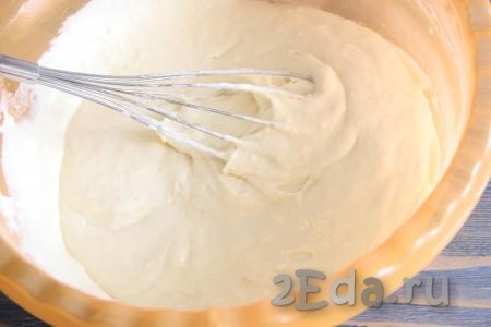 Растопленное масло влить в тесто и тщательно перемешать. Тесто получится однородным, в меру густым, как на оладьи.