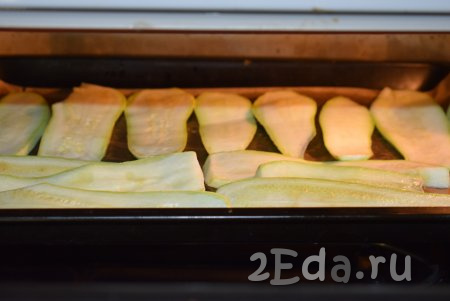 Отправляем противень в разогретую духовку и запекаем кабачки до мягкости (примерно, 30 минут) при температуре 190 градусов. В процессе запекания 1 раз переворачиваем кабачки на другую сторону.
