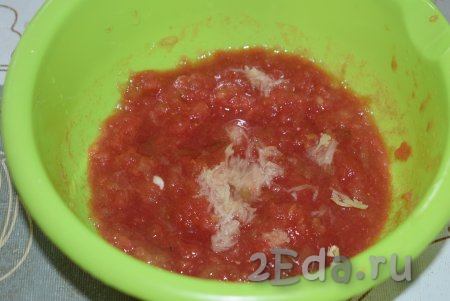 В миску к помидорам натрём на крупной тёрке болгарский перец (не забудьте из перца удалить семена), а чеснок натрём на мелкой тёрке.